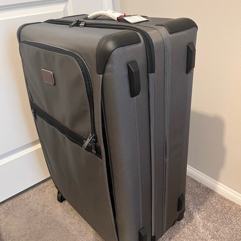 TUMI Alpha Gen 4.3 Extended Trip 31" Expandable 4-Wheel Packing Case.
